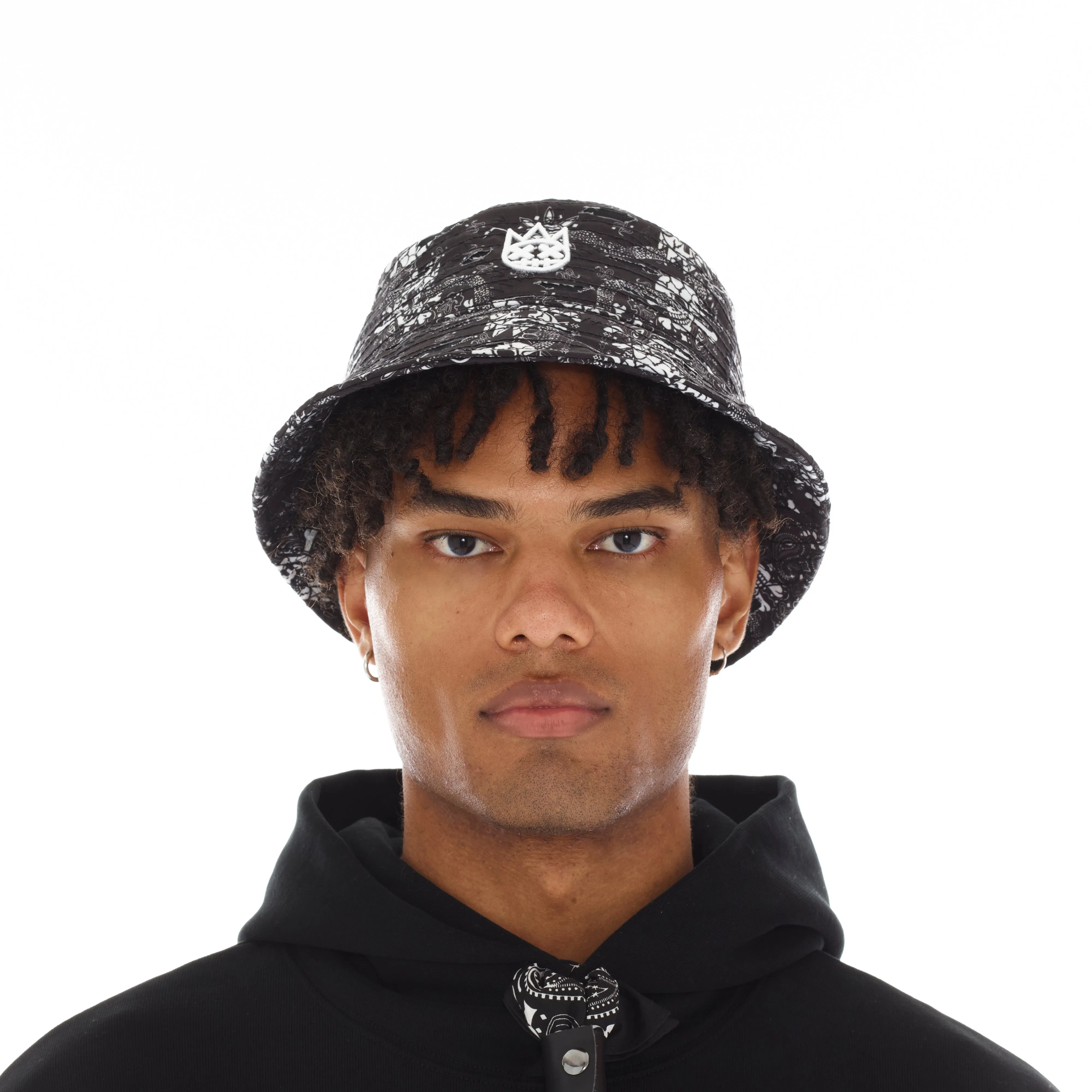 PAISLEY BUCKET HAT IN BLACK PAISLEY